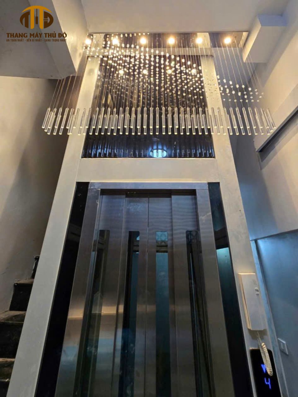 Mẫu 1: Thang máy mini cửa mở 4 cánh về 2 phía