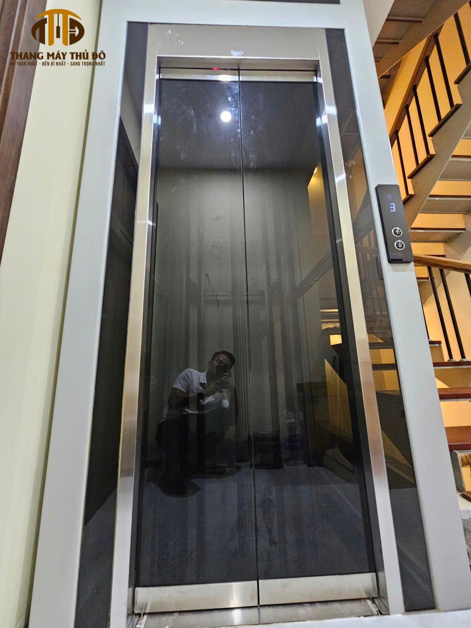 Mẫu 1: Thang máy mini cửa mở 2 cánh ra phía ngoài