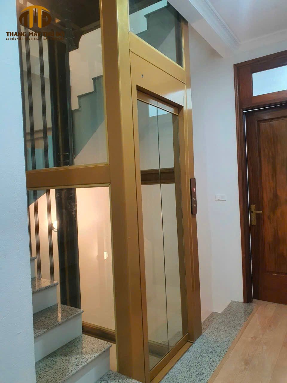 Mẫu 2: Thang máy mini cửa mở 2 cánh ra phía ngoài