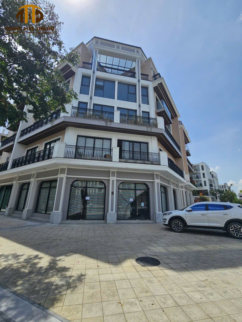 Nhà cao tầng nên ưu tiên thang vận hành êm ái