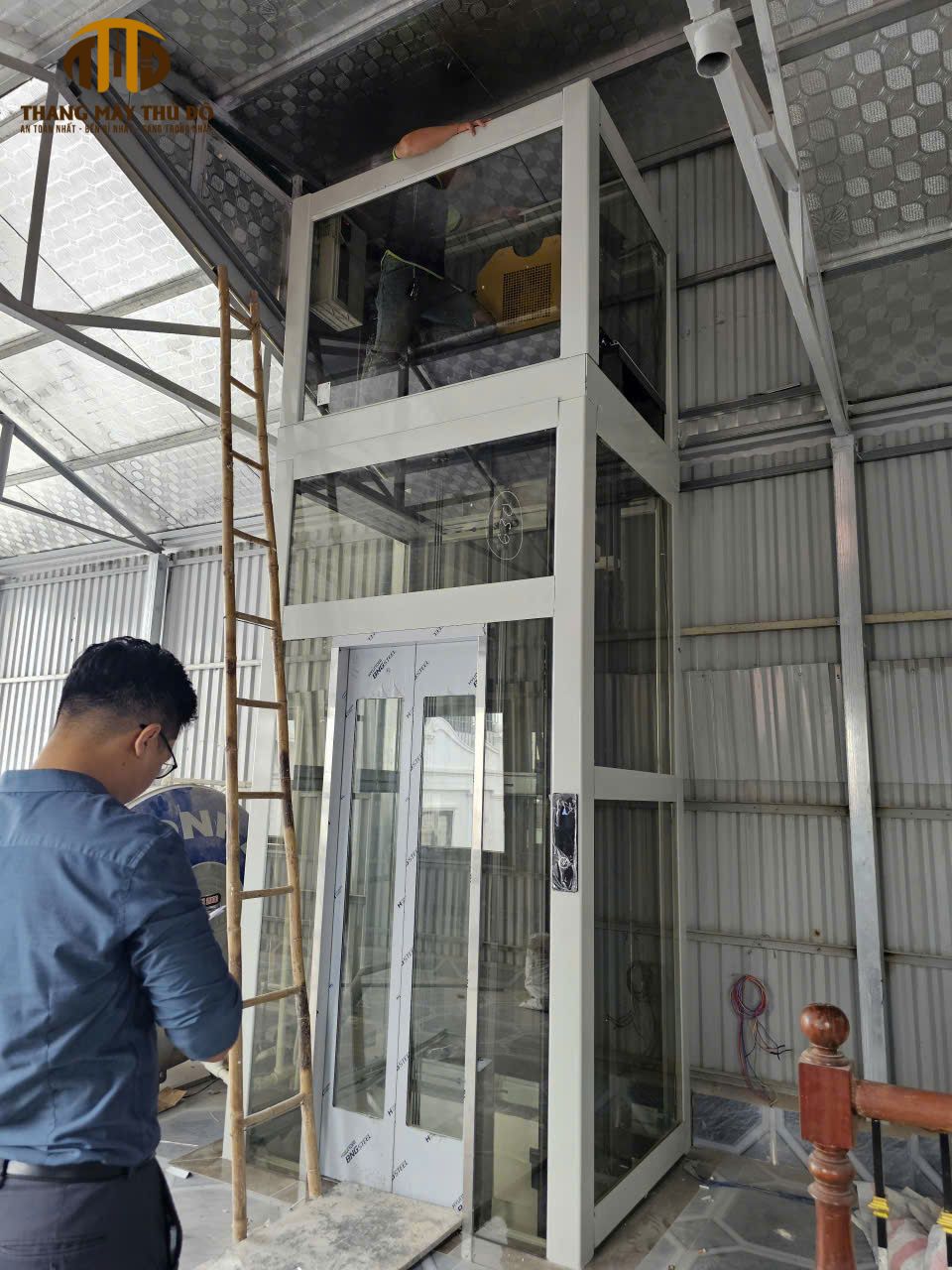 Nên chọn thang có phòng máy hay không phòng máy?