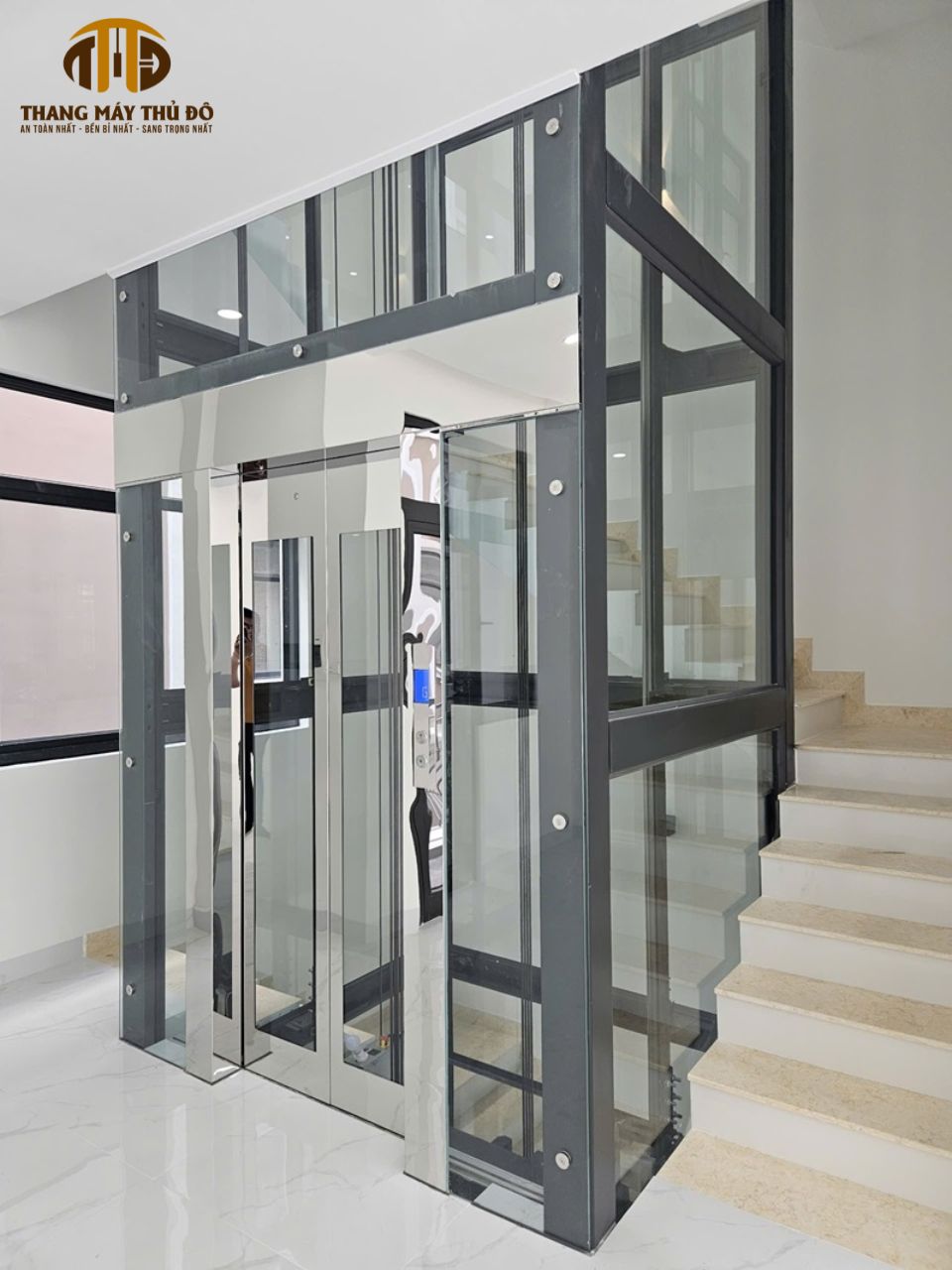 Mẫu thang máy kính khung thép sang trọng cho gia đình