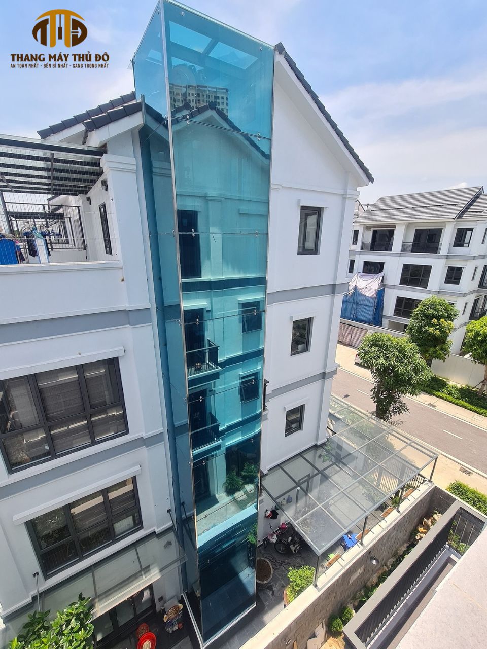 Thang máy kính ngoài trời được lắp đặt ở bên hông công trình